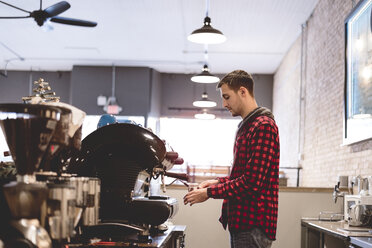 Barista preparing coffee in cafe - CUF04365