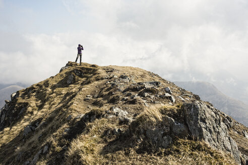 Frau auf dem Gipfel des Marsco, Glen Sligachan, Isle of Skye, Schottland - CUF04404