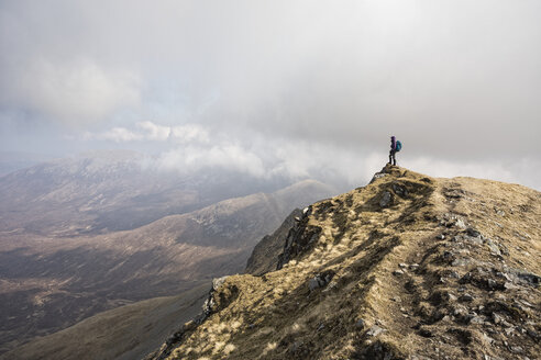 Frau auf dem Gipfel des Marsco, Glen Sligachan, Isle of Skye, Schottland - CUF04412