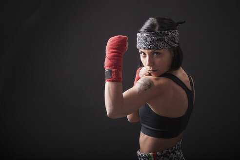Porträt einer jungen Frau in Kampfstellung - CUF04418