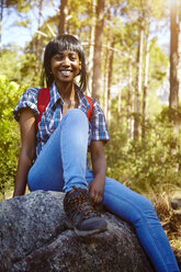 Porträt einer jungen Frau auf einem Felsen sitzend, Kapstadt, Südafrika - CUF04433