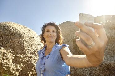 Reife Frau macht Selfie mit Smartphone - CUF04453