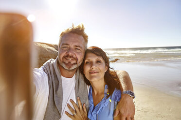 Älteres Paar macht Selfie am Strand, Kapstadt, Südafrika - CUF04460