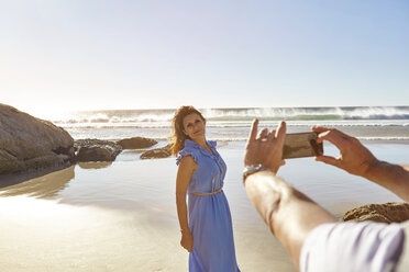 Älterer Mann fotografiert eine Frau am Strand, Kapstadt, Südafrika - CUF04471