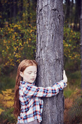 Young girl, hugging tree - CUF04482