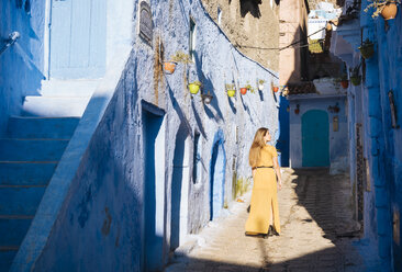 Frau auf Entdeckungsreise, Chefchaouen, Marokko, Nordafrika - CUF04492