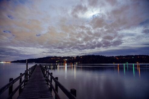 Hafen in der Abenddämmerung, Bainbridge, Washington, USA - ISF01002