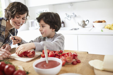 Mutter und Sohn bereiten Essen in der Küche vor - ISF01052