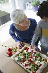 Großmutter und Enkel machen zusammen Pizza - ISF01076