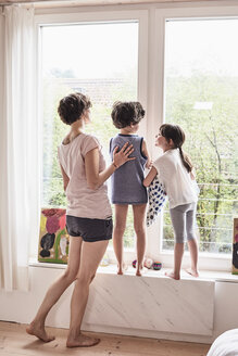 Mutter, Sohn und Tochter zu Hause, Blick aus dem Fenster, Rückansicht - ISF01108