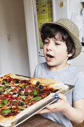 Junger Junge hält frisch gebackene Pizza - ISF01109