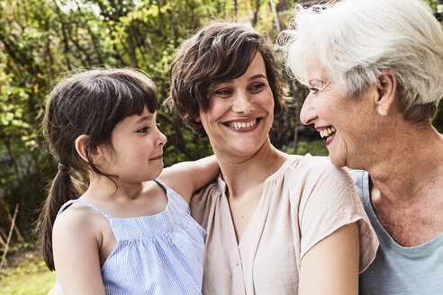 Porträt einer älteren Frau mit erwachsener Tochter und Enkelin, im Freien, lächelnd - ISF01118