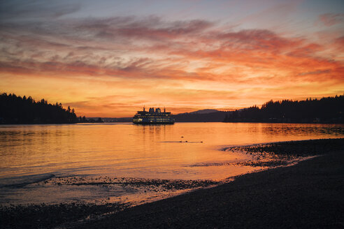 Fähre auf dem Puget Sound bei Sonnenuntergang, Bainbridge, Washington, Vereinigte Staaten - ISF01129