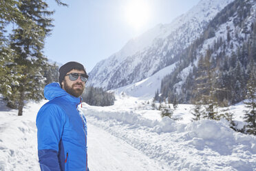 Porträt eines Mannes in schneebedeckter Landschaft - CVF00475