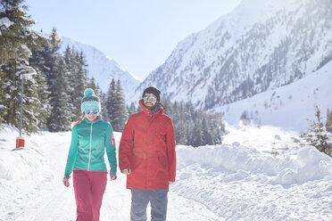 Paar geht in verschneiter Landschaft spazieren - CVF00479