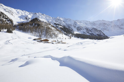 Österreich, Tirol, Kühtai, Winterlandschaft im Gegenlicht - CVF00497