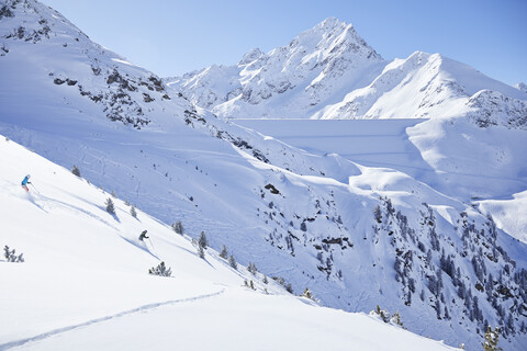 Österreich, Tirol, Kühtai, Paar beim Skifahren in Winterlandschaft, lizenzfreies Stockfoto