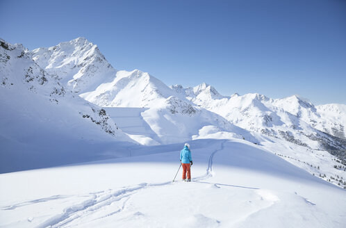 Österreich, Tirol, Kühtai, Skifahrerin in Winterlandschaft - CVF00503