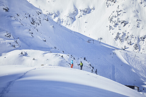Österreich, Tirol, Kühtai, zwei Skifahrer in Winterlandschaft, lizenzfreies Stockfoto