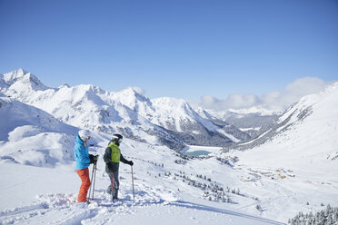Österreich, Tirol, Kühtai, zwei Skifahrer in Winterlandschaft - CVF00505
