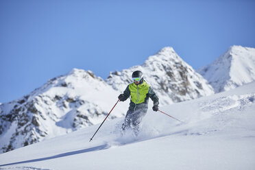 Österreich, Tirol, Kühtai, Mann beim Skifahren in Winterlandschaft - CVF00506