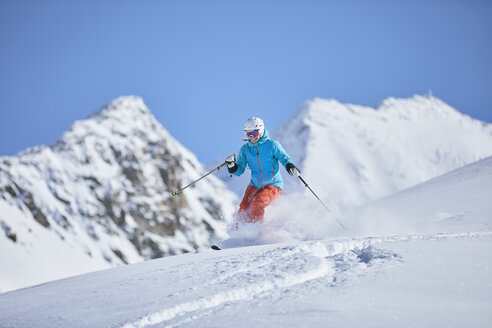 Österreich, Tirol, Kühtai, Frau beim Skifahren in Winterlandschaft - CVF00507