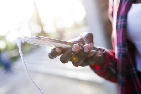 Smartphone in der Hand einer Frau, Nahaufnahme, lizenzfreies Stockfoto