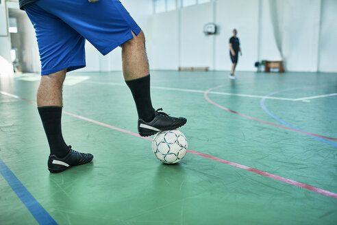 Nahaufnahme eines Hallenfußballspielers mit Ball - ZEDF01410