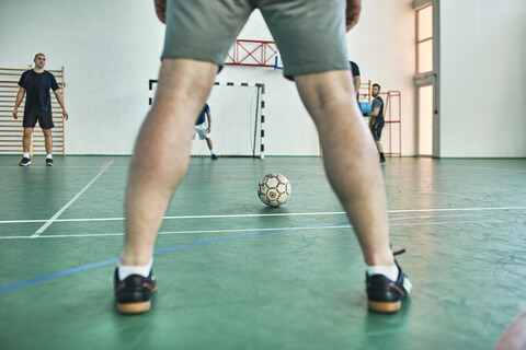 Männer spielen Hallenfußball, lizenzfreies Stockfoto