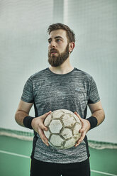 Porträt eines Hallenfußballspielers, der den Ball hält - ZEDF01416