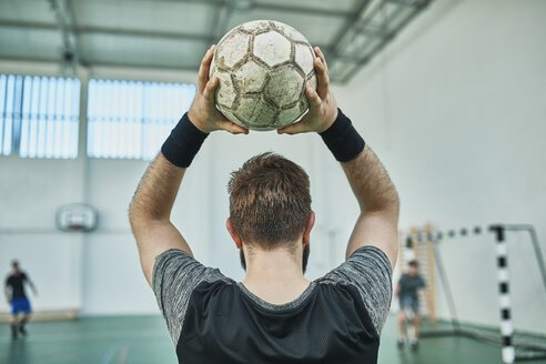 Nahaufnahme eines Hallenfußballspielers, der den Ball einwirft - ZEDF01417