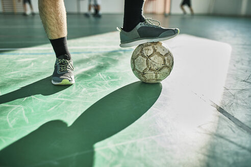 Close-up of indoor soccer player with ball - ZEDF01419