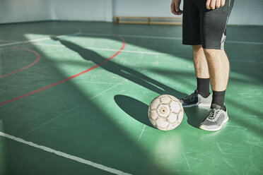 Close-up of indoor soccer player with ball - ZEDF01421