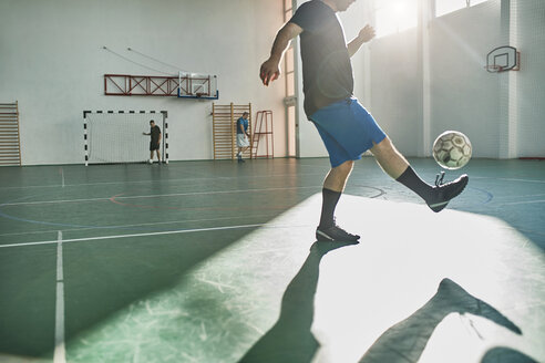 Hallenfußballspieler balanciert den Ball - ZEDF01423