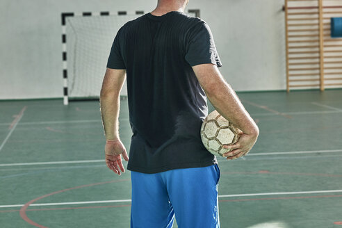 Rückansicht eines Hallenfußballspielers, der den Ball hält - ZEDF01425