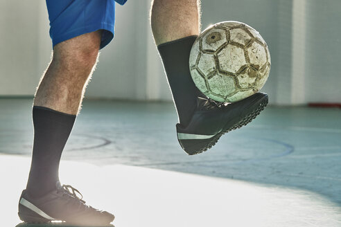 Hallenfußballspieler balanciert den Ball - ZEDF01426