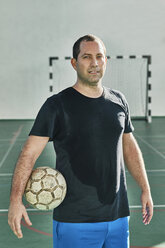 Porträt eines Hallenfußballspielers, der den Ball hält - ZEDF01427