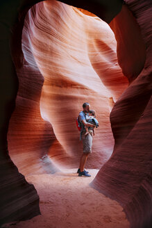 USA, Arizona, Vater mit Baby in der Babytrage beim Besuch des Antelope Canyon - GEMF01961