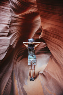 USA, Arizona, Frau mit Cowboyhut beim Besuch des Antelope Canyon - GEMF01962