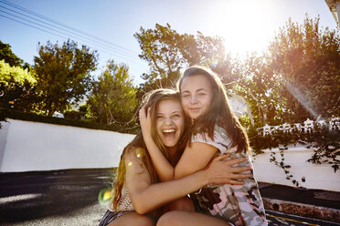 Mädchen im Teenageralter haben Spaß in einer Wohnstraße, Kapstadt, Südafrika - CUF04679