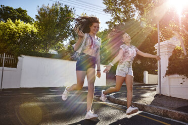 Mädchen im Teenageralter haben Spaß in einer Wohnstraße, Kapstadt, Südafrika - CUF04681