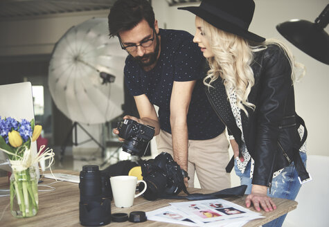 Fotografin und Stylistin bei der Überprüfung von Fotos auf der Kamera des Fotostudios - CUF04700