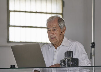 Älterer Mann mit Laptop - CUF04706