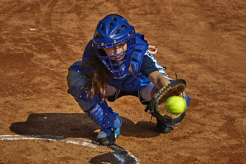 Teenager-Mädchen fängt Baseball - CUF04742