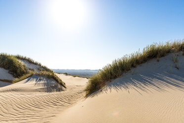 Deutschland, Schleswig-Holstein, Sylt, Sanddüne gegen die Sonne - EGBF00244