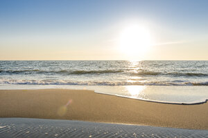 Deutschland, Schleswig-Holstein, Sylt, Nordsee, Strand gegen die Sonne - EGBF00246