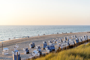 Deutschland, Schleswig-Holstein, Sylt, Strand und leere Strandkörbe mit Kapuze bei Sonnenuntergang - EGBF00248