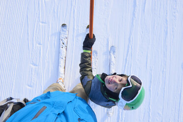 Porträt eines Jungen beim Skifahren, der zu seinem Vater aufschaut, Gstaad, Schweiz - CUF04758