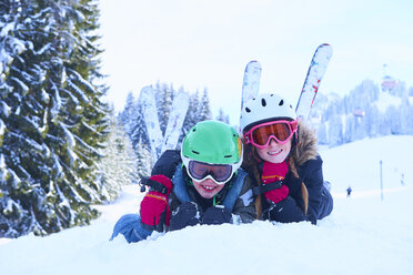 Porträt eines jugendlichen Mädchens und ihres Bruders beim Skifahren im Schnee, Gstaad, Schweiz - CUF04759