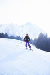 Jugendliches Mädchen beim Skifahren auf der Piste, Gstaad, Schweiz - CUF04763